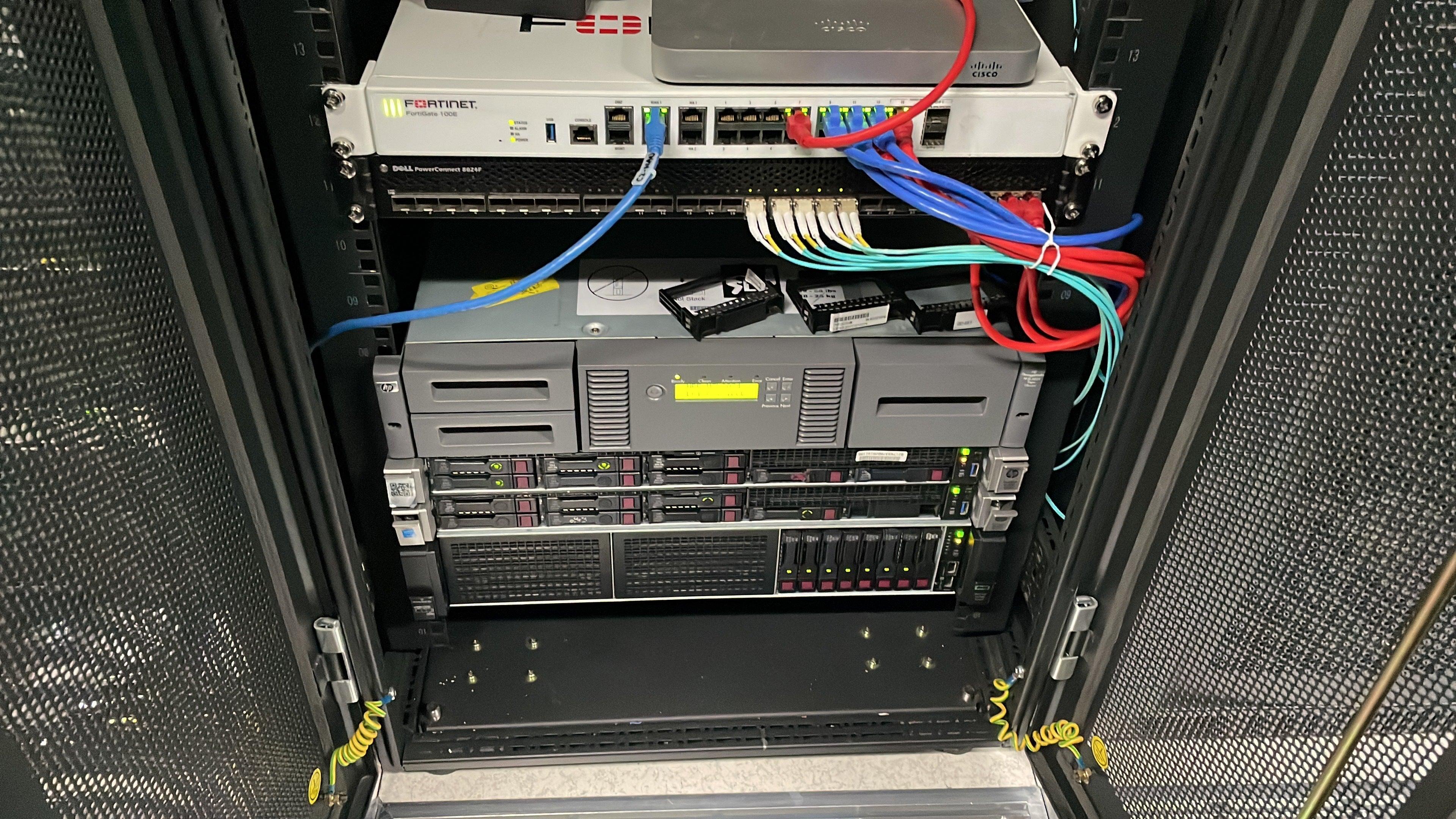 (特價一部) HPE DL380 G10 SFFx8 XEON 8253 QS 96G DDR4 2933 P408i RAID - C2 Computer Image principale