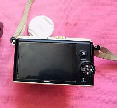 Appareil photo hybride Nikon J3 (10-30 mm) - Appareil photo de voyage vintage compact, état quasi neuf (noir/blanc) Image secondaire